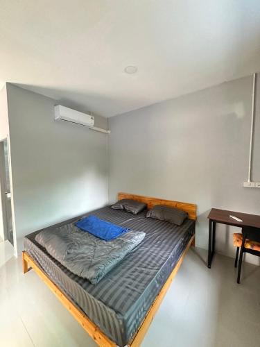 a bed in a room with a desk and a bed sidx sidx sidx at บ้านวังปลาปาย in Pai