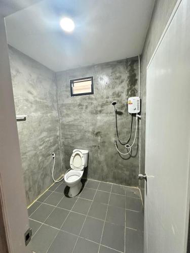 a bathroom with a toilet and a shower at บ้านวังปลาปาย in Pai