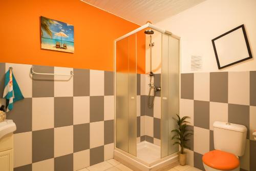 Ένα μπάνιο στο Hostel des 3 sources