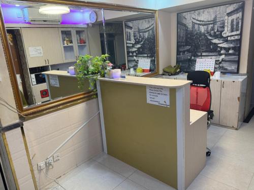ein Büroarbeitsplatz mit Theke und Schreibtisch mit einer Pflanze in der Unterkunft Prime Star Guest House in Hongkong