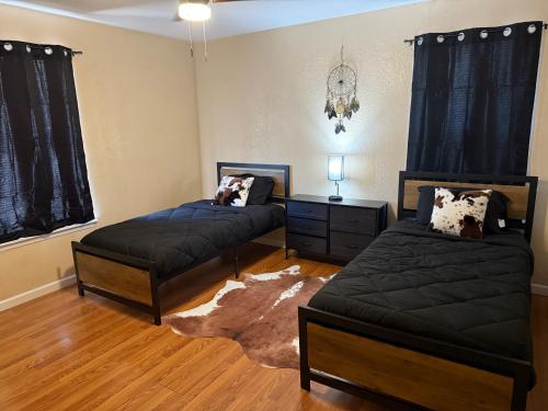 um quarto com duas camas e uma cômoda em Eagle Stay 3 em Eagle Pass