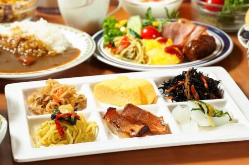eine Platte mit Lebensmitteln auf einem Tisch in der Unterkunft APA Hotel Biwako Seta Ekimae in Ōtsu
