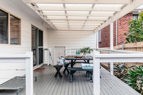 En balkon eller terrasse på Surfers Delight Beach House