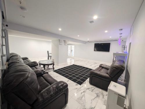 Et tv og/eller underholdning på Home in Mount Pocono - Sauna & Lakefront