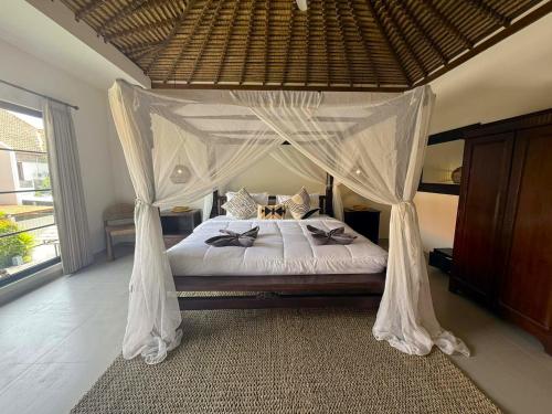 Postel nebo postele na pokoji v ubytování de CINTA Villa - KUTA - 6 bedrooms - Heart of Kuta