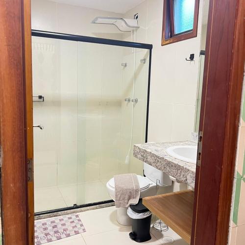 ein Badezimmer mit Dusche, Toilette und Waschbecken in der Unterkunft Studio em Villas do Pratagy in Maceió