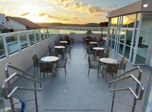 een balkon met tafels en stoelen op een cruiseschip bij Eco mirage Residence in Porto De Galinhas
