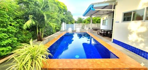 Swimmingpoolen hos eller tæt på บ้านชายเล ปราณบุรี Baan Pare