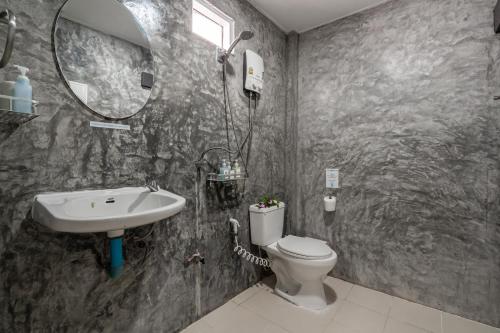 Phòng tắm tại Lanta Beachfront Resort