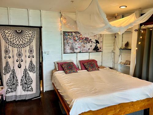 En eller flere senge i et værelse på Soulful Love Nest