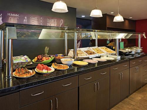 a buffet line with many different types of food at ibis Rio de Janeiro Centro in Rio de Janeiro