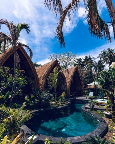 ein Resort mit Pool und Palmen in der Unterkunft Corabelle Gili Air - Adults Only Boutique Retreat in Gili Air