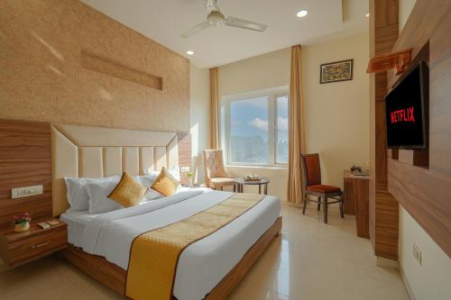 ein Hotelzimmer mit Bett und Fernseher in der Unterkunft Pax Hotel Welcome Inn Opp Railway Station in Amritsar