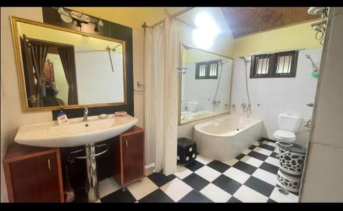 Koupelna v ubytování NATUREs LAP FARM STAY Mysore