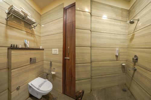 ein Badezimmer mit Toilette und Dusche in der Unterkunft Pax Hotel Welcome Inn Opp Railway Station in Amritsar