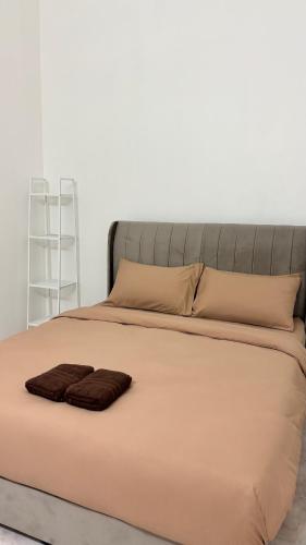 En eller flere senge i et værelse på Mimi Homestay Tanjong Malim