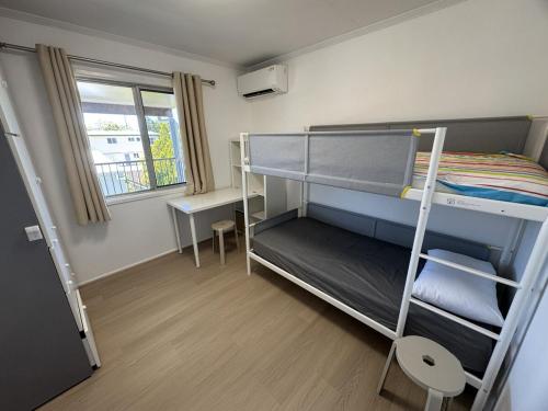 En eller flere senge i et værelse på 3 Bedrooms in Entire Upstairs Level in Bray Park