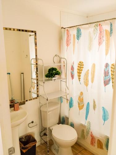 een badkamer met toilet en douchegordijn bij Cabañas la boca 3 in La Boca