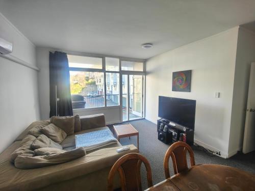 Телевизор и/или развлекательный центр в Traveler Cosy Room - No Windows