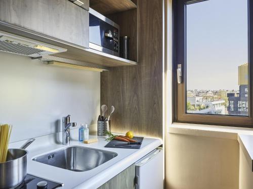 Η κουζίνα ή μικρή κουζίνα στο AppartHotel Mercure Paris Boulogne