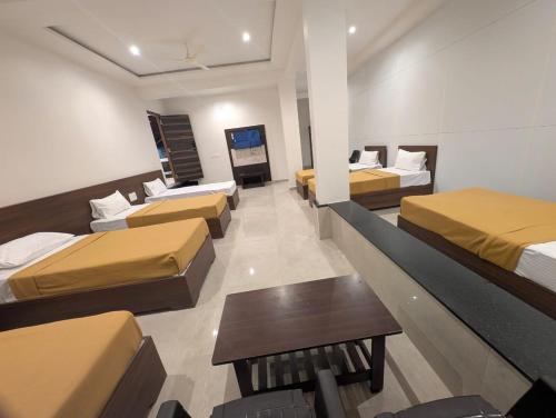 En eller flere senge i et værelse på Hanuman Heritage