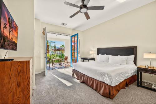 En eller flere senge i et værelse på LV027 Upstairs Studio Overlooking Lap Pool