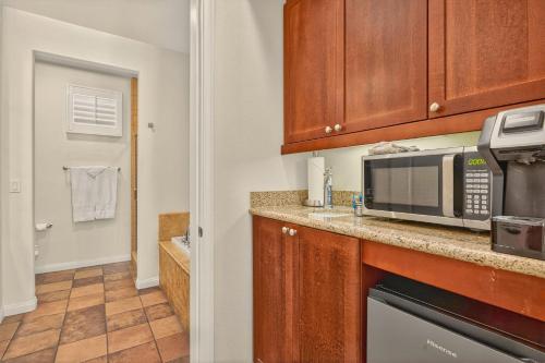 Køkken eller tekøkken på LV027 Upstairs Studio Overlooking Lap Pool