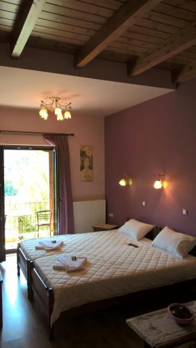 Ένα ή περισσότερα κρεβάτια σε δωμάτιο στο Guesthouse Kastania Korakis