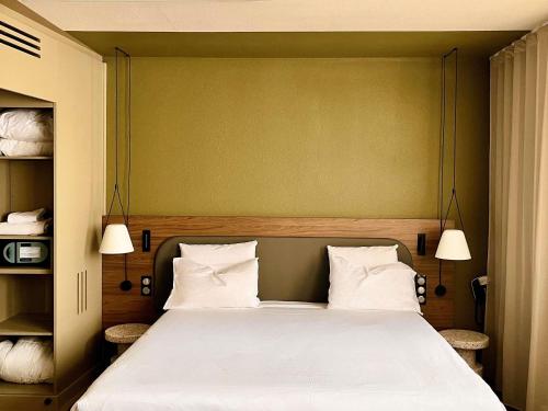 Кровать или кровати в номере Novotel Suites Clermont Ferrand Polydome