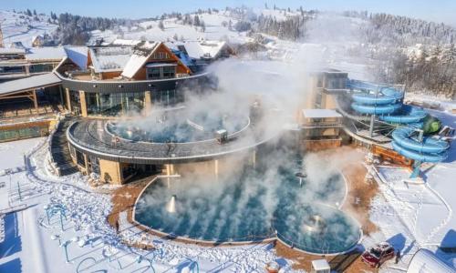 Luftaufnahme eines geothermischen Resorts im Schnee in der Unterkunft Domek u Świerków - pokoje i apartamenty z aneksami blisko Term Chocholowskich in Chochołów