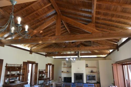 a room with a wooden ceiling with beams at Casa do Lagar in Alvarenga