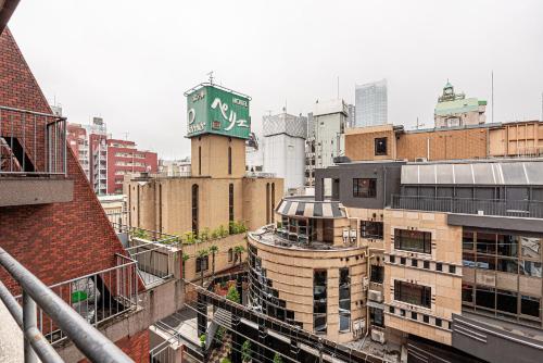 Within easy reach of Shinjuku bustling district 4 minutes walk from nearest station 2 room apartment with lift Suitable for families and groups