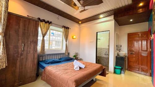 En eller flere senge i et værelse på Saffron villa