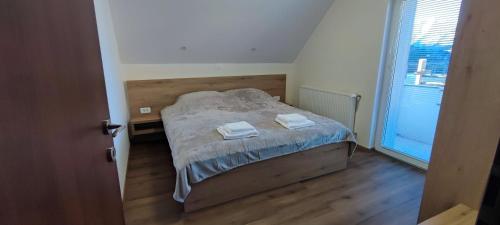 Postel nebo postele na pokoji v ubytování Apartma Mlinca 2