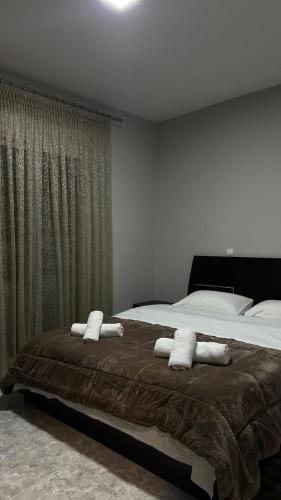 una camera da letto con un letto con due asciugamani sopra di Central Oasis a Alexandroupoli