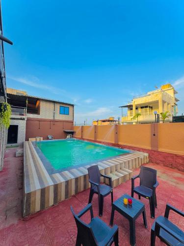 een zwembad op het dak van een gebouw bij empire villa in Malavli