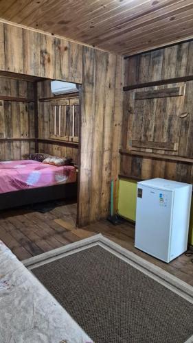 una camera con frigorifero e letto interno di Castelo dos Caramujos a Anastácio