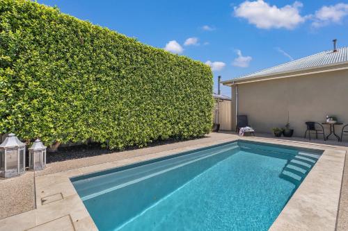 Swimmingpoolen hos eller tæt på Kabinga Kottage - Echuca Holiday Homes