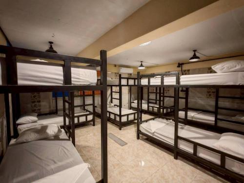 Giường trong phòng chung tại Dee-maak Hostel