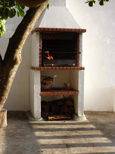 a brick oven with some animals sitting in it at Encosta do Castelo in Portel