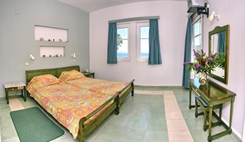 Кровать или кровати в номере Panselinos Hotel
