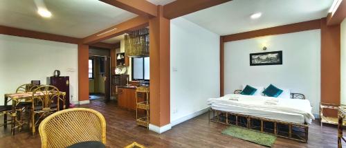 En eller flere senge i et værelse på The Bamboo Haven one bed room apartment