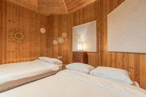 Postel nebo postele na pokoji v ubytování 감성제주스테이