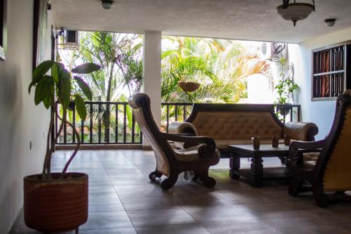 Hotel Las Nieves في جيرون: غرفة معيشة مع أريكة وطاولة