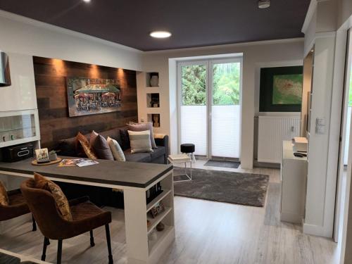 een woonkamer met een bank en een tafel bij Ferienwohnung Feel Glueck in Bad Grund