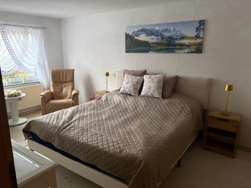 um quarto com uma cama grande e uma cadeira em MPK Motorsport Apartment em Waldsassen