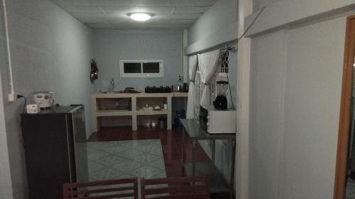 Cette chambre comprend une cuisine et une salle à manger. dans l'établissement Mountain View, à Ao Nang Beach