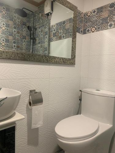 een badkamer met een wit toilet en een wastafel bij Centrio Tower New Condo unit 2 in Cagayan de Oro