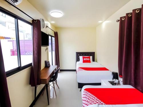 Habitación pequeña con 2 camas, escritorio y escritorio. en 5BOX Donmuang Airport, en Bangkok