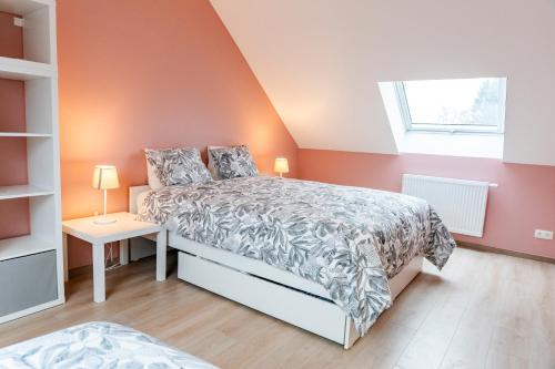 a small bedroom with a bed and a window at Apartment - 3 guests in Mont-Saint-Guibert